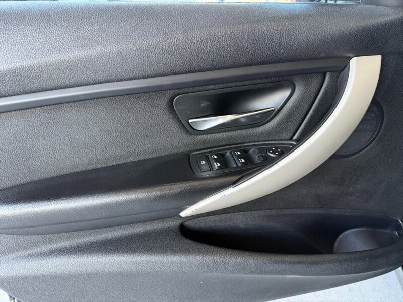 BMW 3 Series Vehicle Full-screen Gallery Image 20