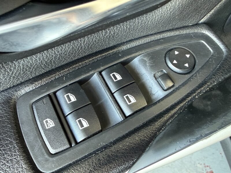 BMW 3 Series Vehicle Full-screen Gallery Image 21