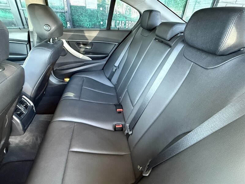 BMW 3 Series Vehicle Full-screen Gallery Image 22