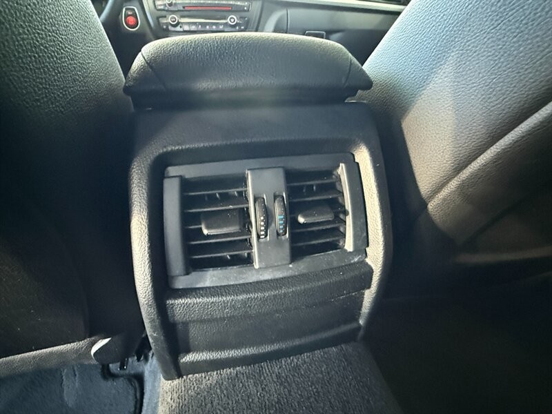 BMW 3 Series Vehicle Full-screen Gallery Image 23