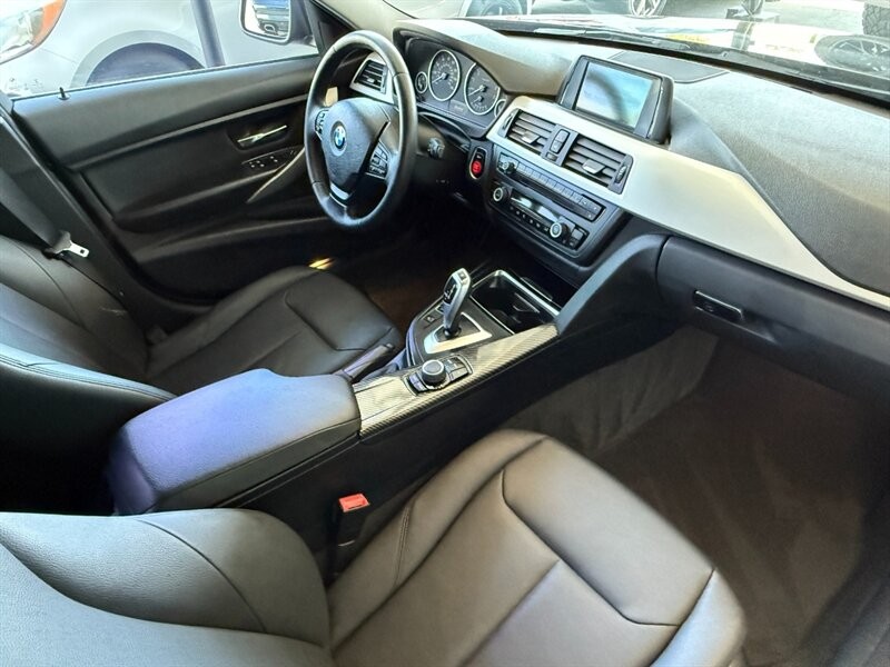 BMW 3 Series Vehicle Full-screen Gallery Image 24