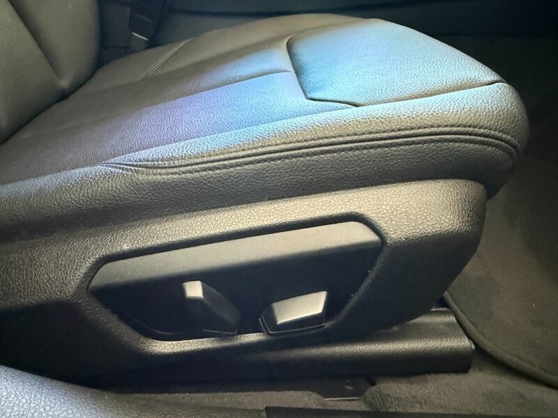 BMW 3 Series Vehicle Full-screen Gallery Image 25