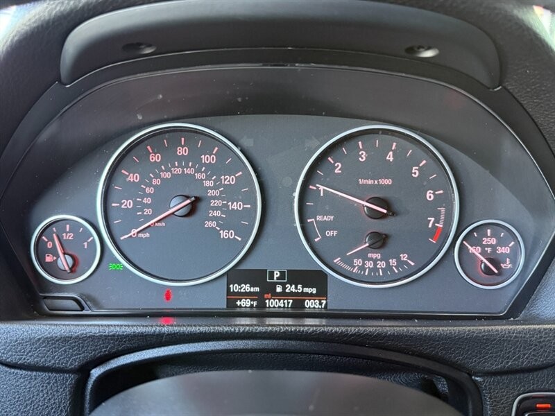 BMW 3 Series Vehicle Full-screen Gallery Image 27
