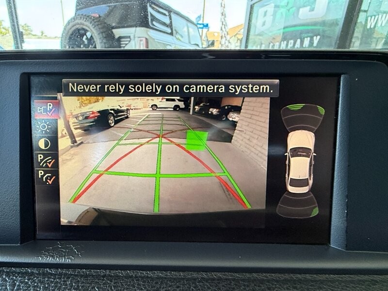 BMW 3 Series Vehicle Full-screen Gallery Image 29