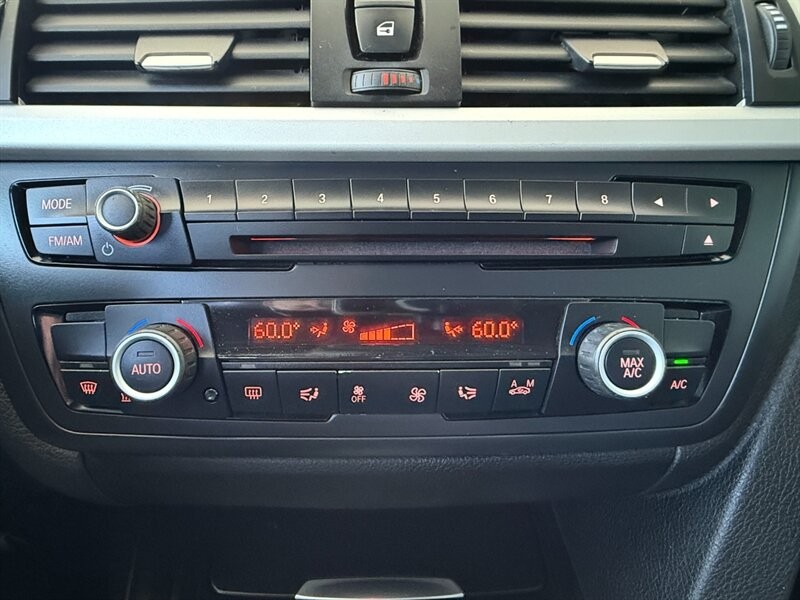 BMW 3 Series Vehicle Full-screen Gallery Image 30