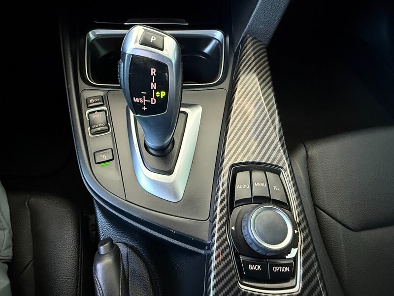 BMW 3 Series Vehicle Full-screen Gallery Image 31