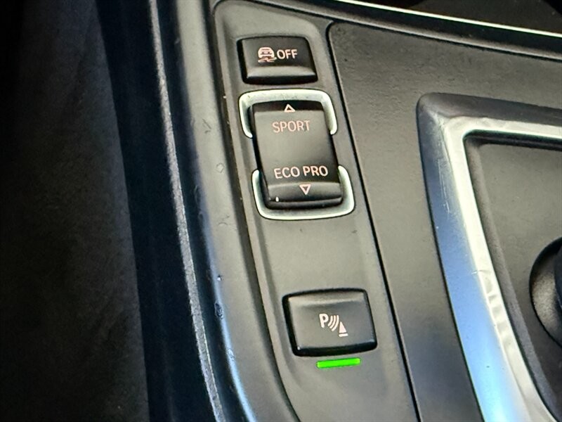 BMW 3 Series Vehicle Full-screen Gallery Image 32