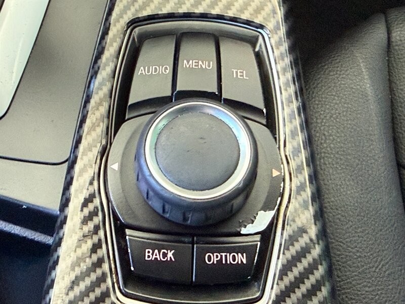 BMW 3 Series Vehicle Full-screen Gallery Image 33