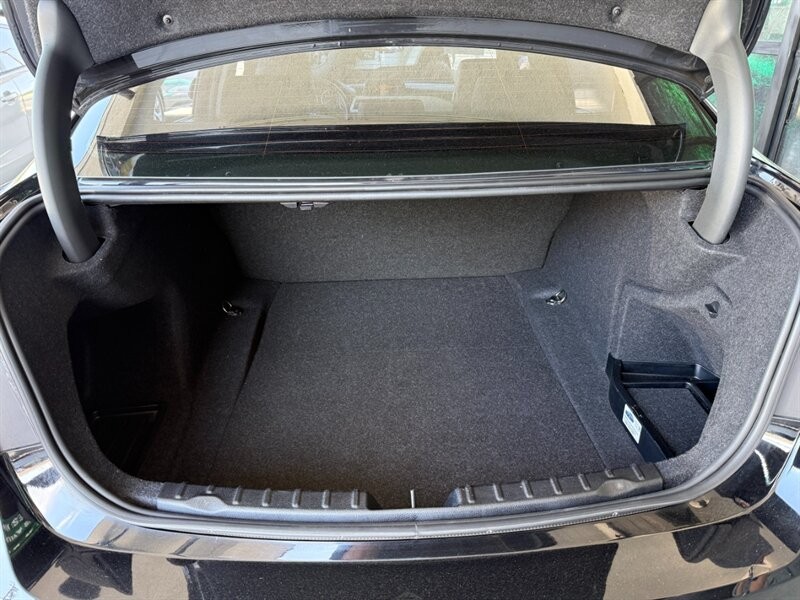 BMW 3 Series Vehicle Full-screen Gallery Image 34