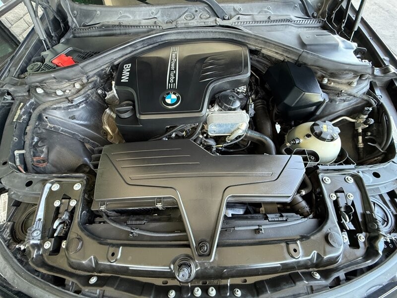 BMW 3 Series Vehicle Full-screen Gallery Image 35
