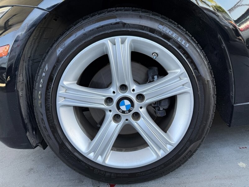 BMW 3 Series Vehicle Full-screen Gallery Image 36