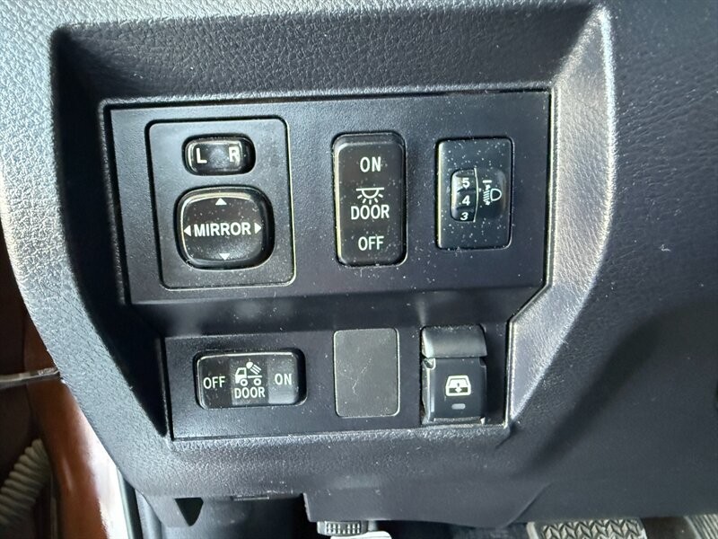 Toyota Tundra 2WD Vehicle Full-screen Gallery Image 21