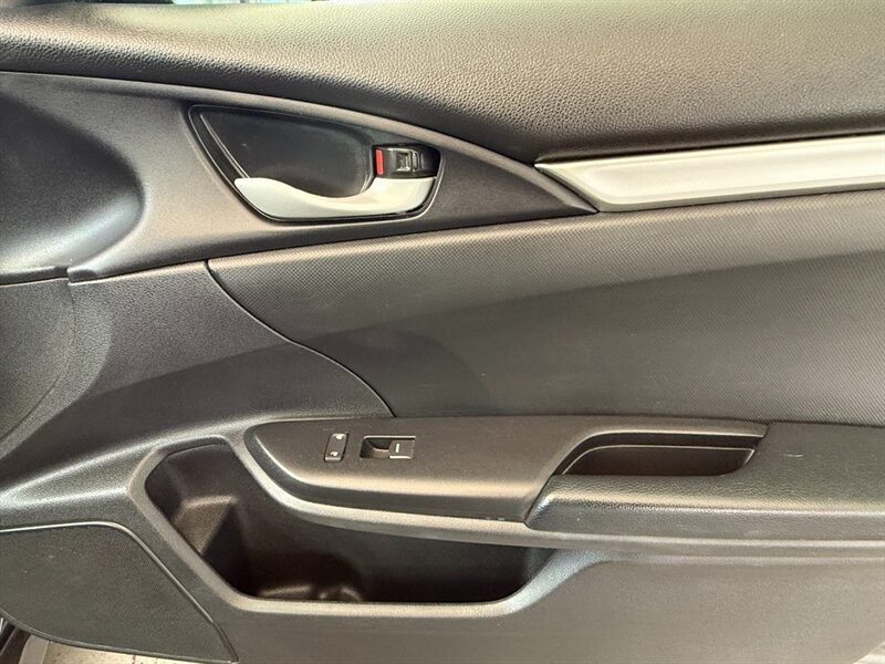 Honda Civic Sedan Vehicle Full-screen Gallery Image 25