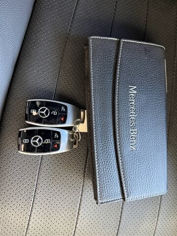 Mercedes-Benz E-Class Vehicle Full-screen Gallery Image 40