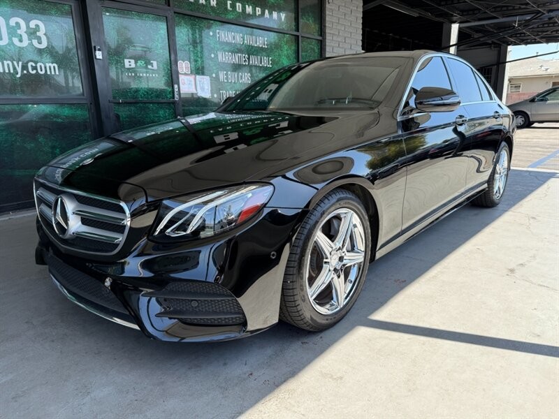 Mercedes-Benz E-Class Vehicle Full-screen Gallery Image 01