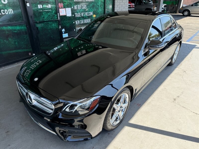 Mercedes-Benz E-Class Vehicle Full-screen Gallery Image 02