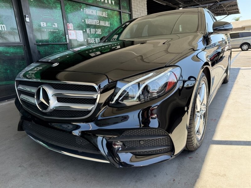 Mercedes-Benz E-Class Vehicle Full-screen Gallery Image 03