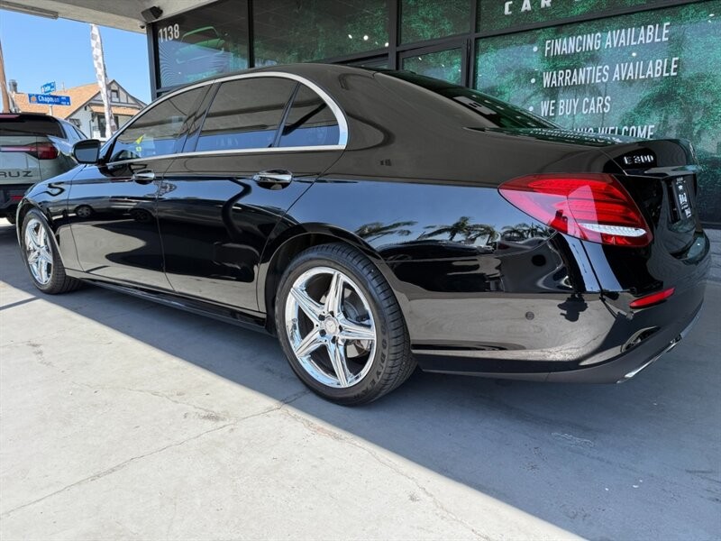 Mercedes-Benz E-Class Vehicle Full-screen Gallery Image 04