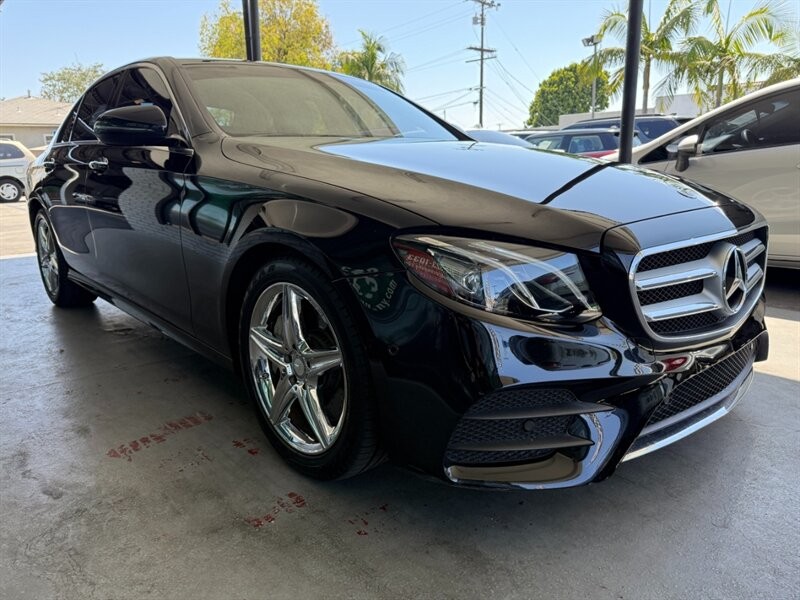 Mercedes-Benz E-Class Vehicle Full-screen Gallery Image 07