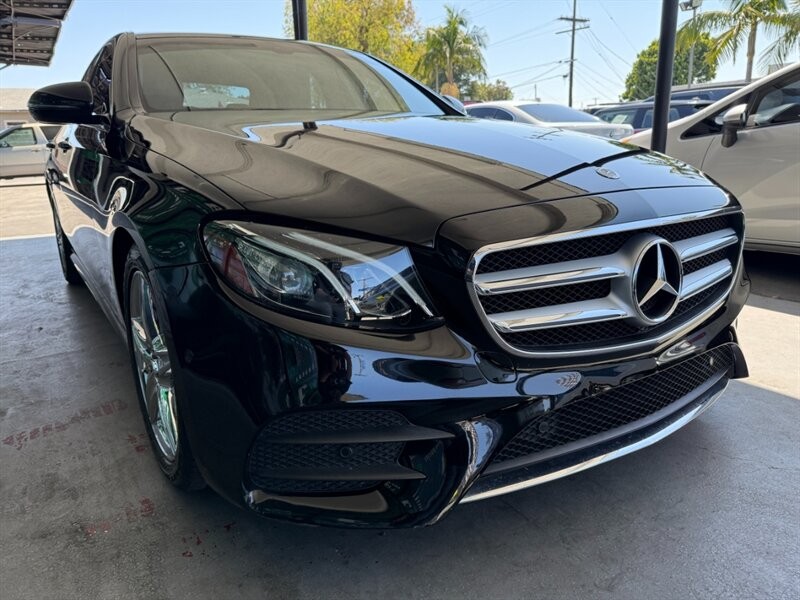 Mercedes-Benz E-Class Vehicle Full-screen Gallery Image 08