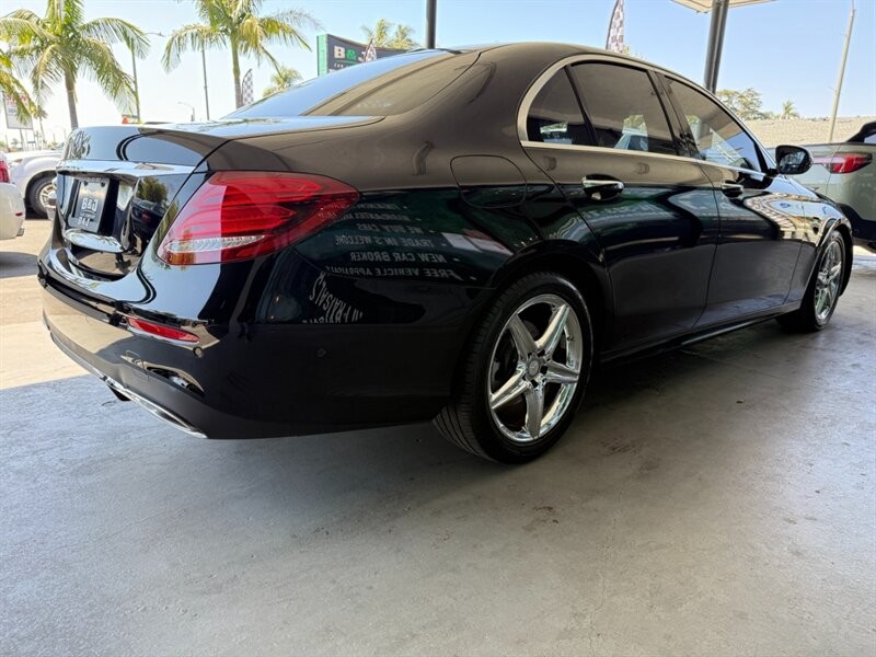 Mercedes-Benz E-Class Vehicle Full-screen Gallery Image 09