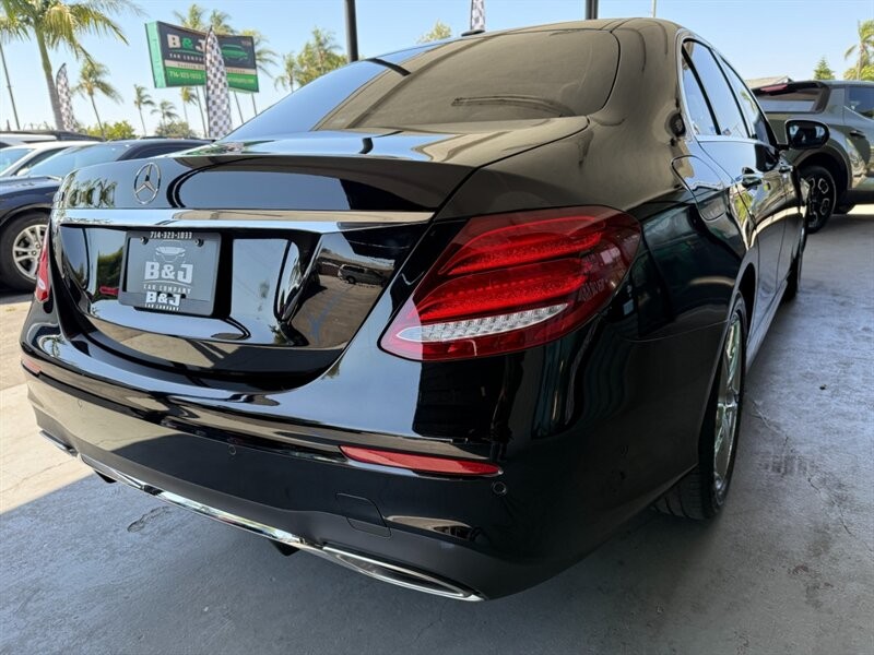 Mercedes-Benz E-Class Vehicle Full-screen Gallery Image 10