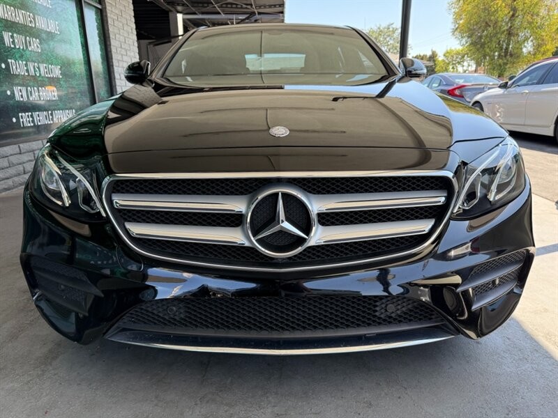 Mercedes-Benz E-Class Vehicle Full-screen Gallery Image 11