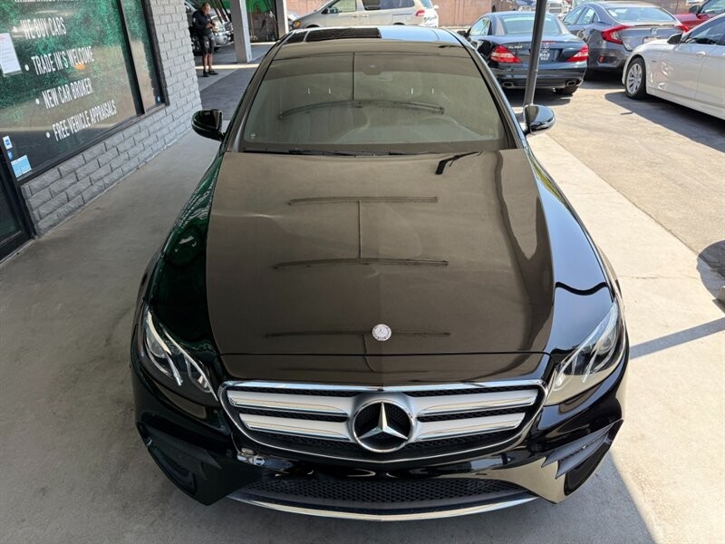 Mercedes-Benz E-Class Vehicle Full-screen Gallery Image 12