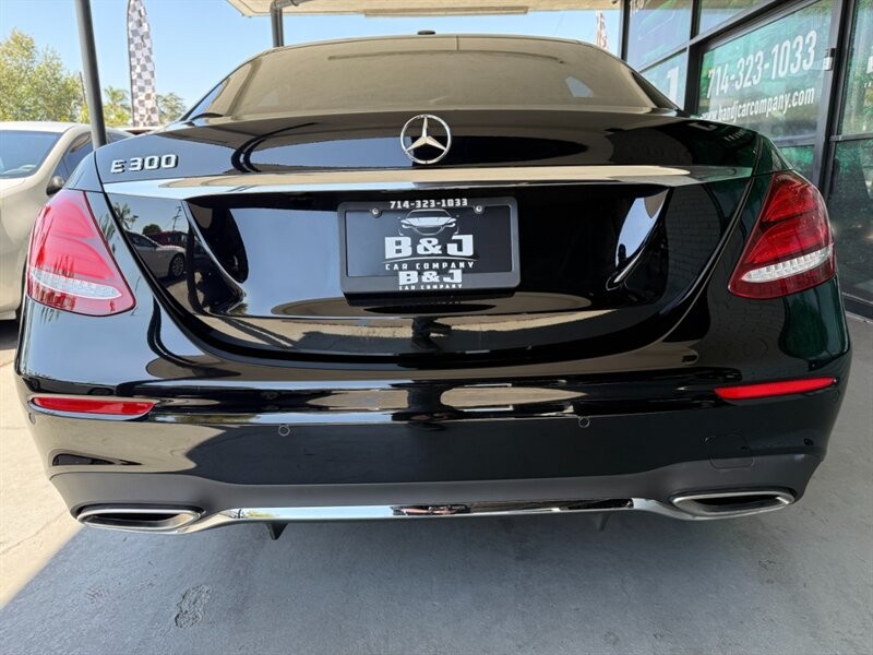 Mercedes-Benz E-Class Vehicle Full-screen Gallery Image 13