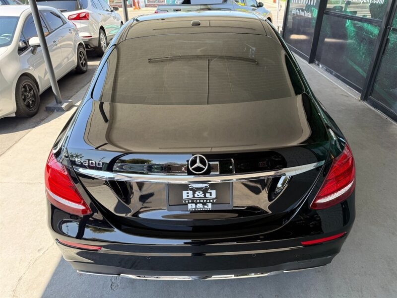 Mercedes-Benz E-Class Vehicle Full-screen Gallery Image 14