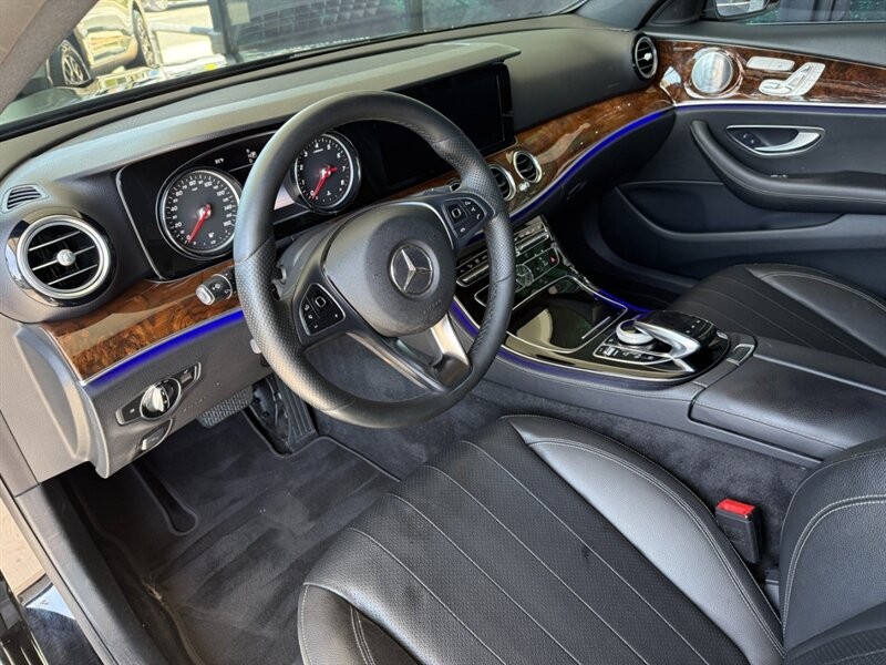 Mercedes-Benz E-Class Vehicle Full-screen Gallery Image 15
