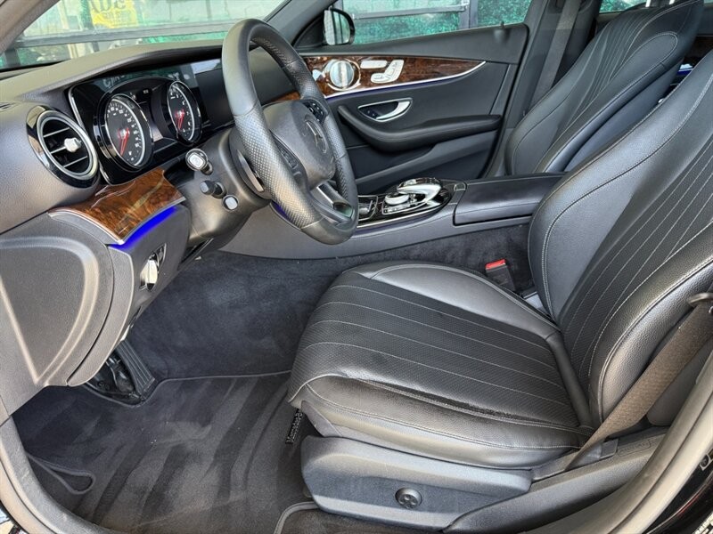 Mercedes-Benz E-Class Vehicle Full-screen Gallery Image 16