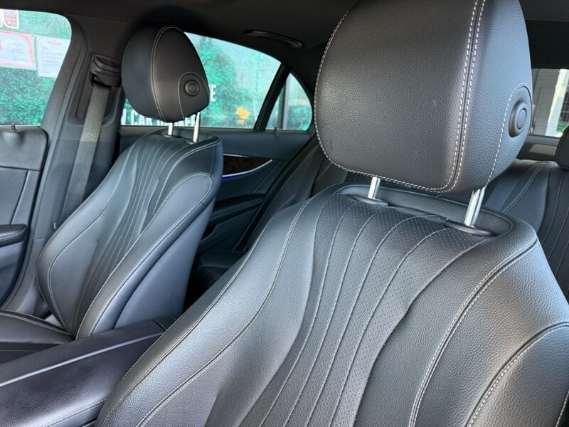 Mercedes-Benz E-Class Vehicle Full-screen Gallery Image 17