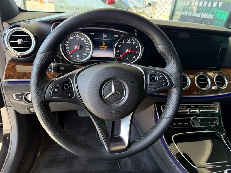 Mercedes-Benz E-Class Vehicle Full-screen Gallery Image 18