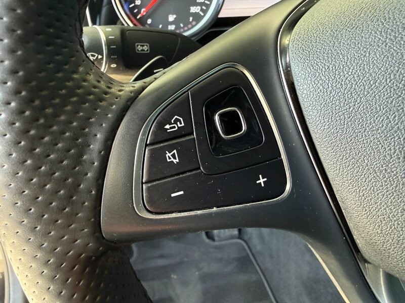 Mercedes-Benz E-Class Vehicle Full-screen Gallery Image 19