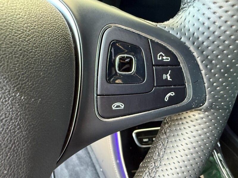 Mercedes-Benz E-Class Vehicle Full-screen Gallery Image 20