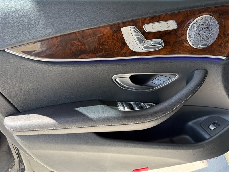 Mercedes-Benz E-Class Vehicle Full-screen Gallery Image 21