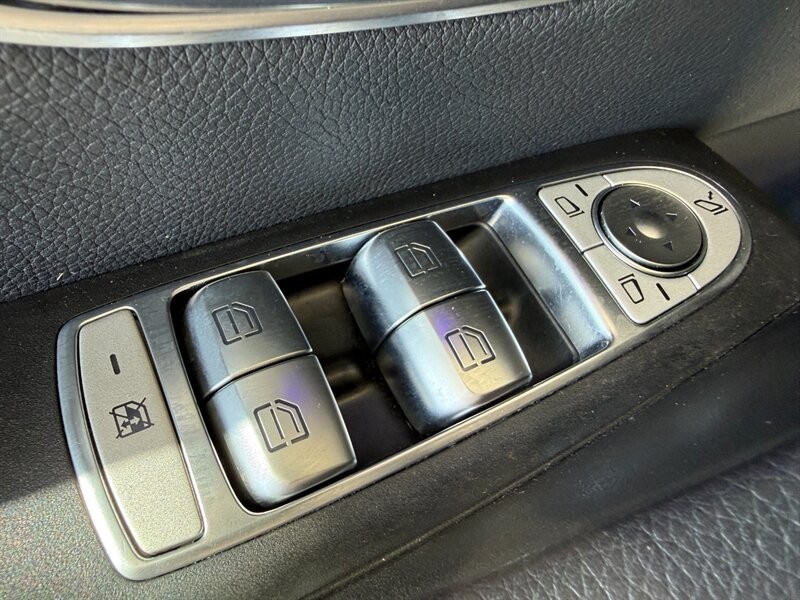 Mercedes-Benz E-Class Vehicle Full-screen Gallery Image 22
