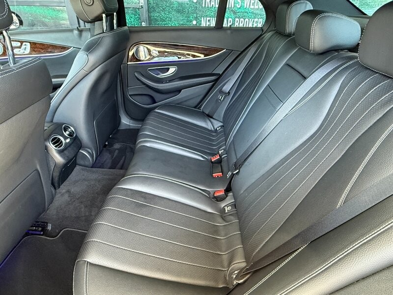Mercedes-Benz E-Class Vehicle Full-screen Gallery Image 24