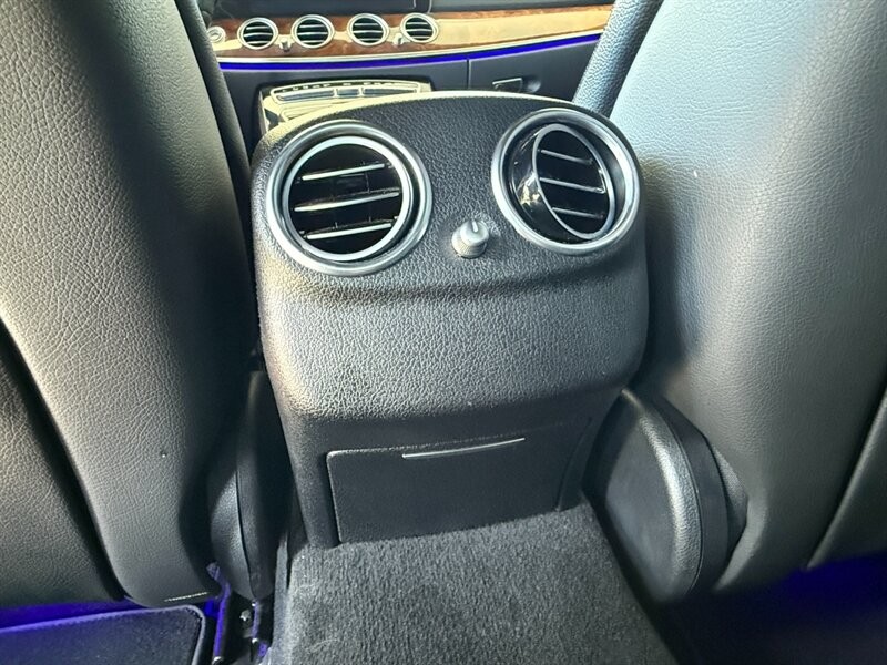 Mercedes-Benz E-Class Vehicle Full-screen Gallery Image 25