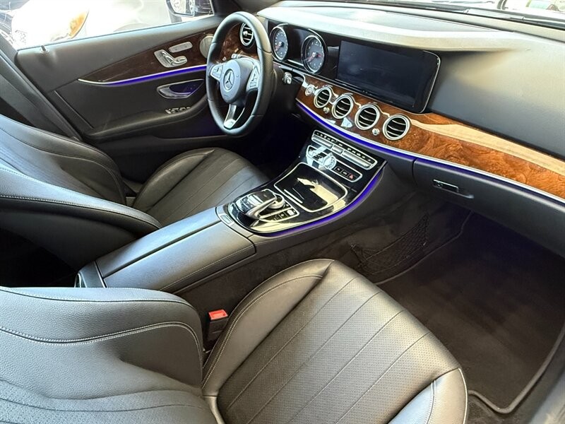 Mercedes-Benz E-Class Vehicle Full-screen Gallery Image 26
