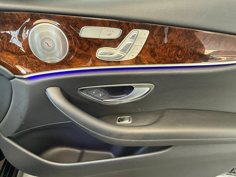 Mercedes-Benz E-Class Vehicle Full-screen Gallery Image 27