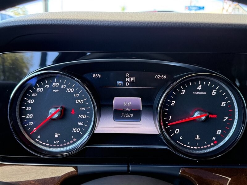 Mercedes-Benz E-Class Vehicle Full-screen Gallery Image 30