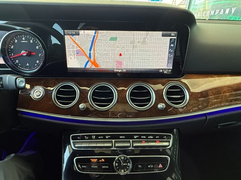 Mercedes-Benz E-Class Vehicle Full-screen Gallery Image 31