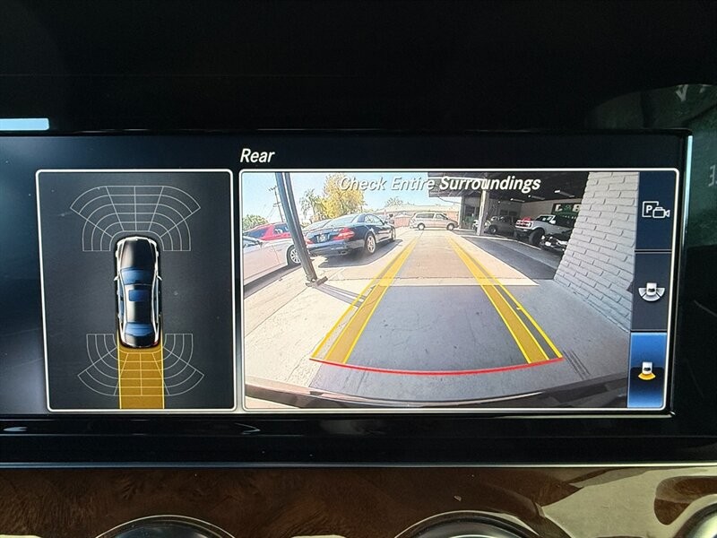 Mercedes-Benz E-Class Vehicle Full-screen Gallery Image 33
