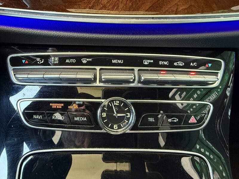 Mercedes-Benz E-Class Vehicle Full-screen Gallery Image 34