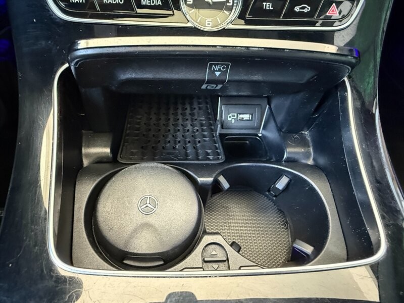 Mercedes-Benz E-Class Vehicle Full-screen Gallery Image 35