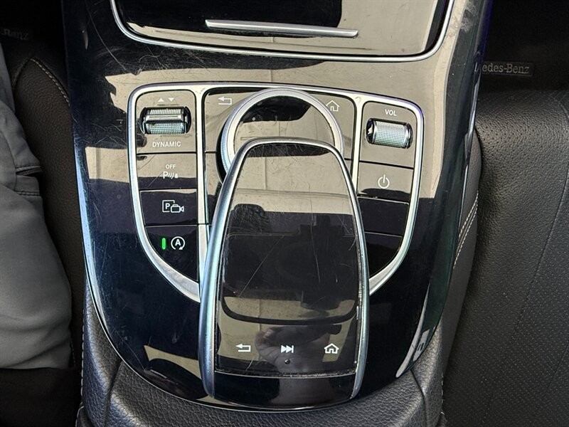 Mercedes-Benz E-Class Vehicle Full-screen Gallery Image 36