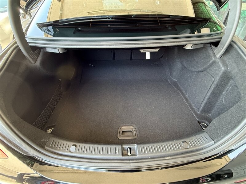 Mercedes-Benz E-Class Vehicle Full-screen Gallery Image 37