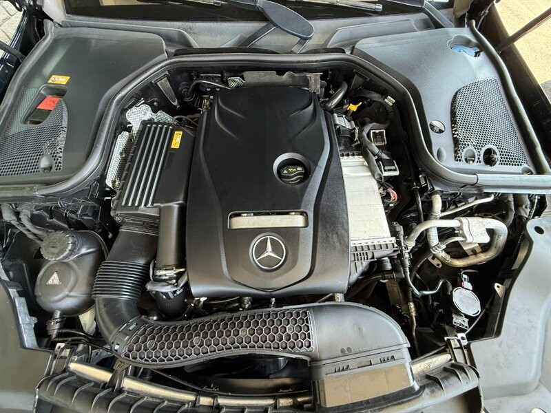 Mercedes-Benz E-Class Vehicle Full-screen Gallery Image 38